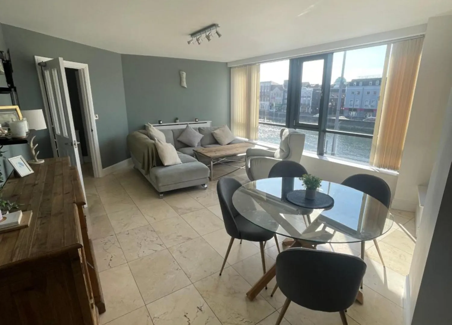 Fabulous And Sunny 2 Bed Apartment, In City Centre Cork