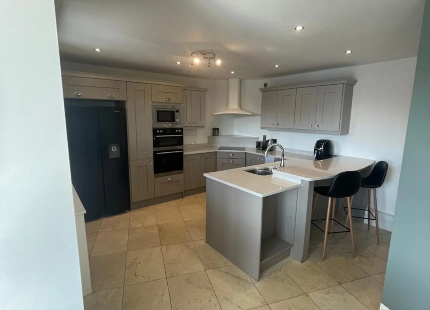 Fabulous And Sunny 2 Bed Apartment, In City Centre contacts